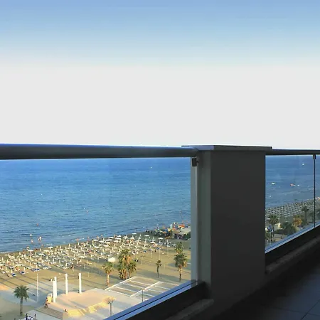 Beachfront Luxury Apartment Larnaca