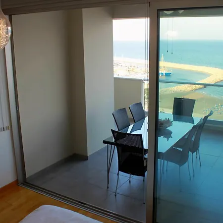 Apartment Beachfront Luxury Larnaca