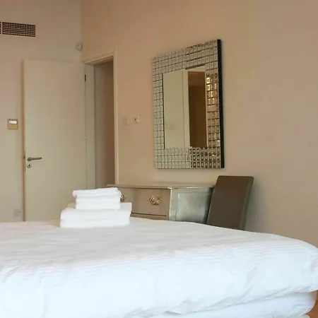Apartment Beachfront Luxury Larnaca